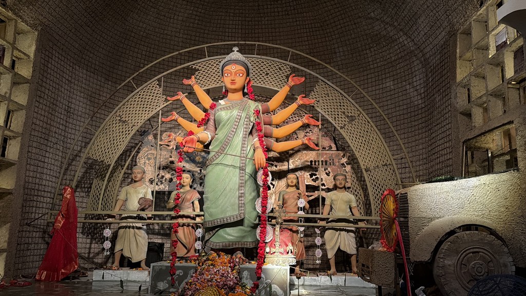 A Durga Puja pandal on the theme of riots, urges peace and harmonious community life.